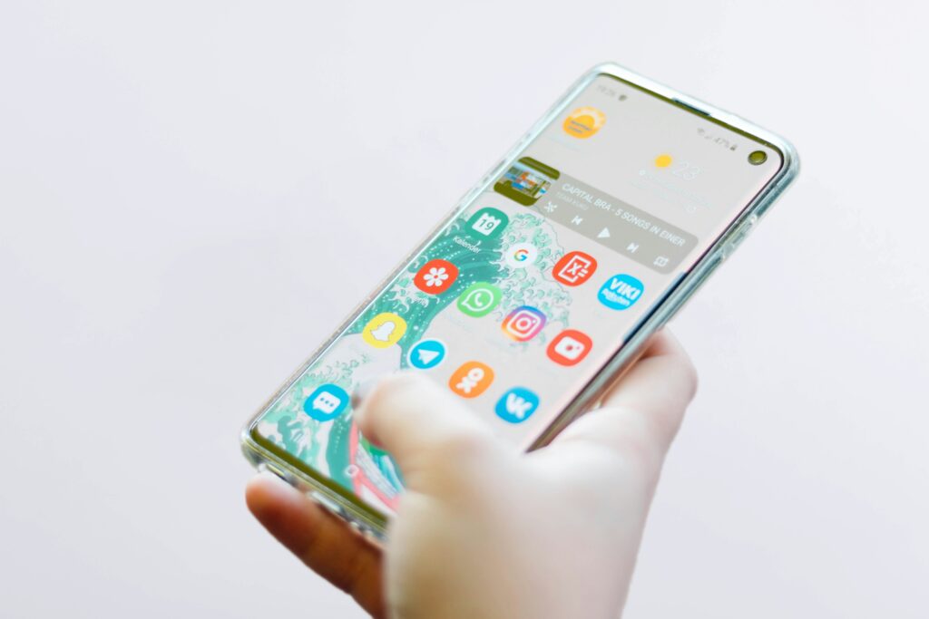 samsung galaxy tips showing One UI settings screen and Samsung Galaxy phone home screen representing samsung call apk samsung galaxy j7 prime themes samsung galaxy s7 home screen wallpaper and how to check if samsung phone is unlocked