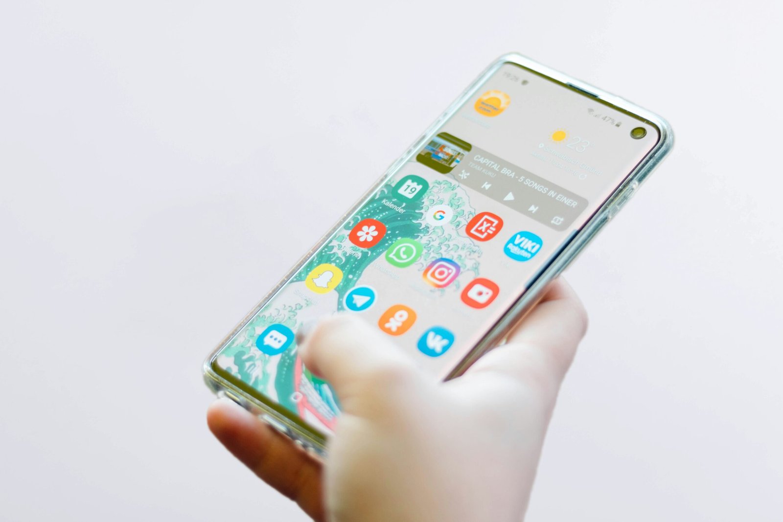 samsung galaxy tips showing One UI settings screen and Samsung Galaxy phone home screen representing samsung call apk samsung galaxy j7 prime themes samsung galaxy s7 home screen wallpaper and how to check if samsung phone is unlocked