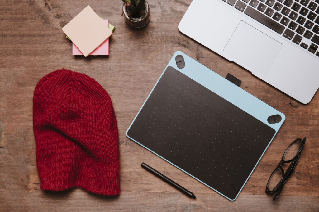 best MacBook cases sleeves and skins showing MacBook Air with hard shell case and sleeve representing best MacBook Air 13 15 inch cases MacBook Pro 14 16 cases sleeves keyboard covers and skins 2026