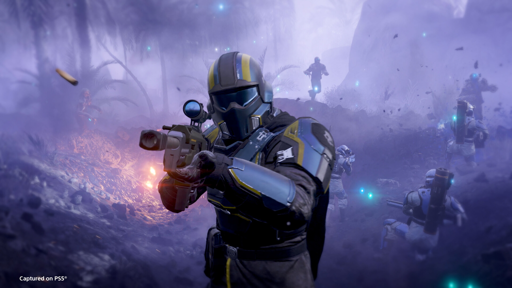 Helldivers 2 squad engaging enemies in a foggy alien battlefield